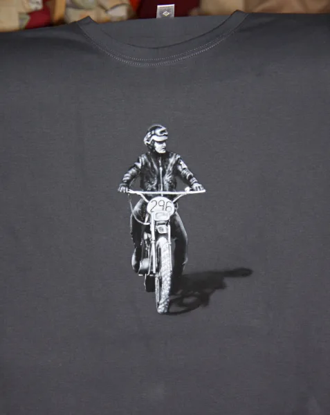 motorka na šedém triku