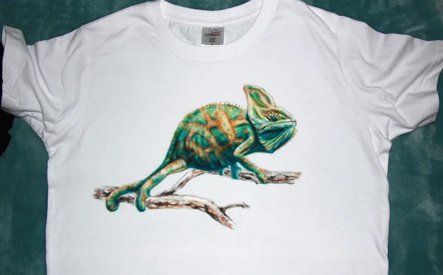 chameleon na bílém triku