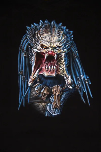 predátor na černém triku