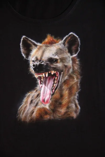 hyena na černém triku