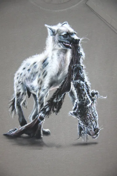 hyena na šedém triku